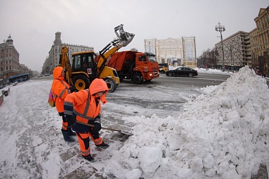 В Москве на время снегопада на дорогах дежурят тягачи и автокраны