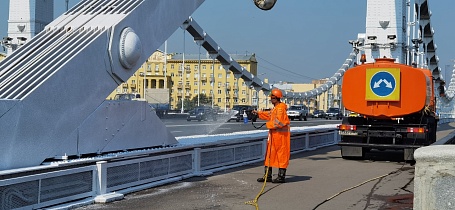Крымский мост в центре Москвы промыли после зимы