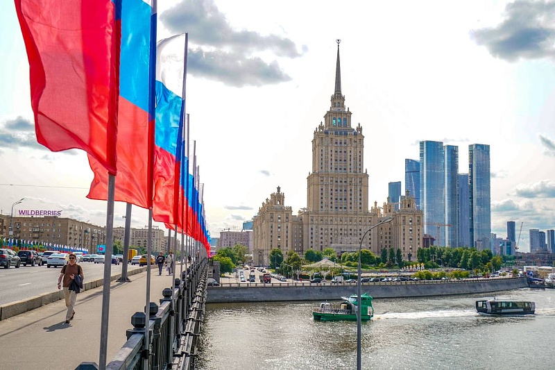 Столица встречает День Государственного флага пышным оформлением и яркими поздравлениями