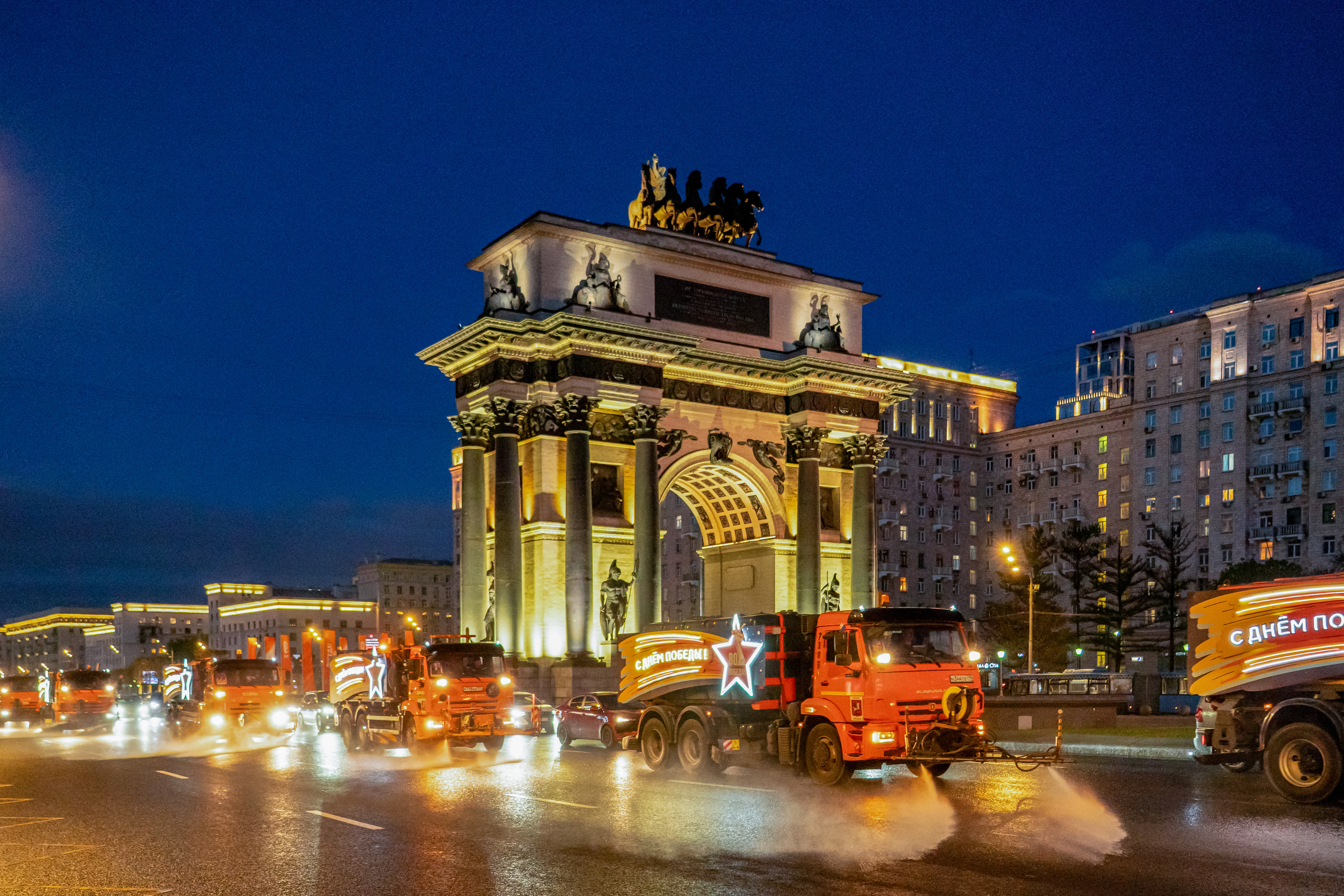 Москва в праздничном убранстве: «Звезда Победы», флаги и техника с наклейками