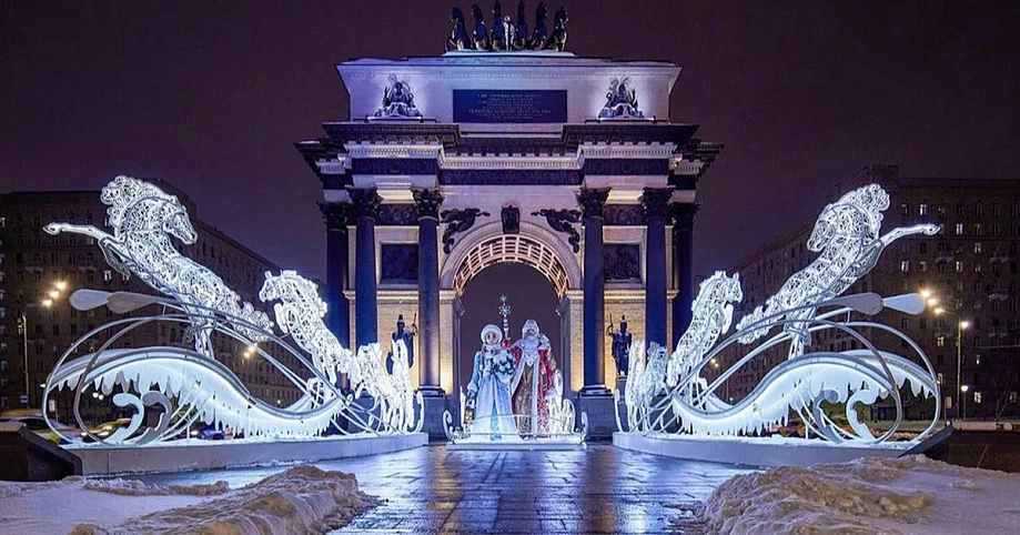 В Москве начались основные работы по новогоднему украшению города