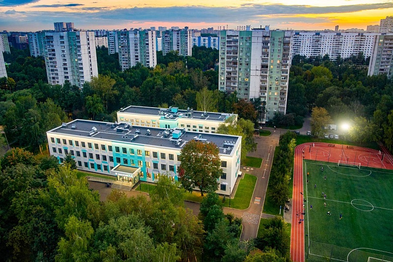 В Москве здания более 50 школ оснастили архитектурно-художественной подсветкой